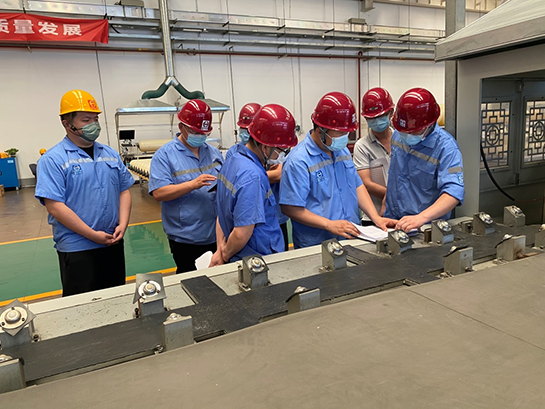 天海工業黨委書記、董事長李俊杰深入四型瓶車間調研指導工作 (1).png 天海工業黨委書記、董事長李俊杰深入四型瓶車間調研指導工作 (1).png