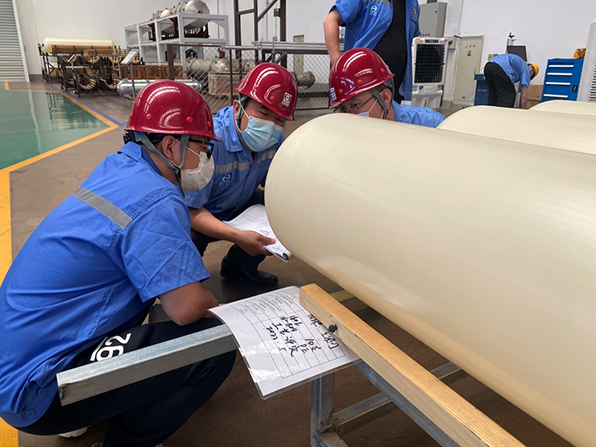 天海工業黨委書記、董事長李俊杰深入四型瓶車間調研指導工作 (2).png